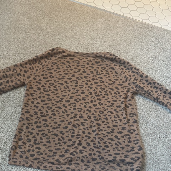 Abercrombie and fitch women’s sweater lightly used good condition - Picture 4 of 4